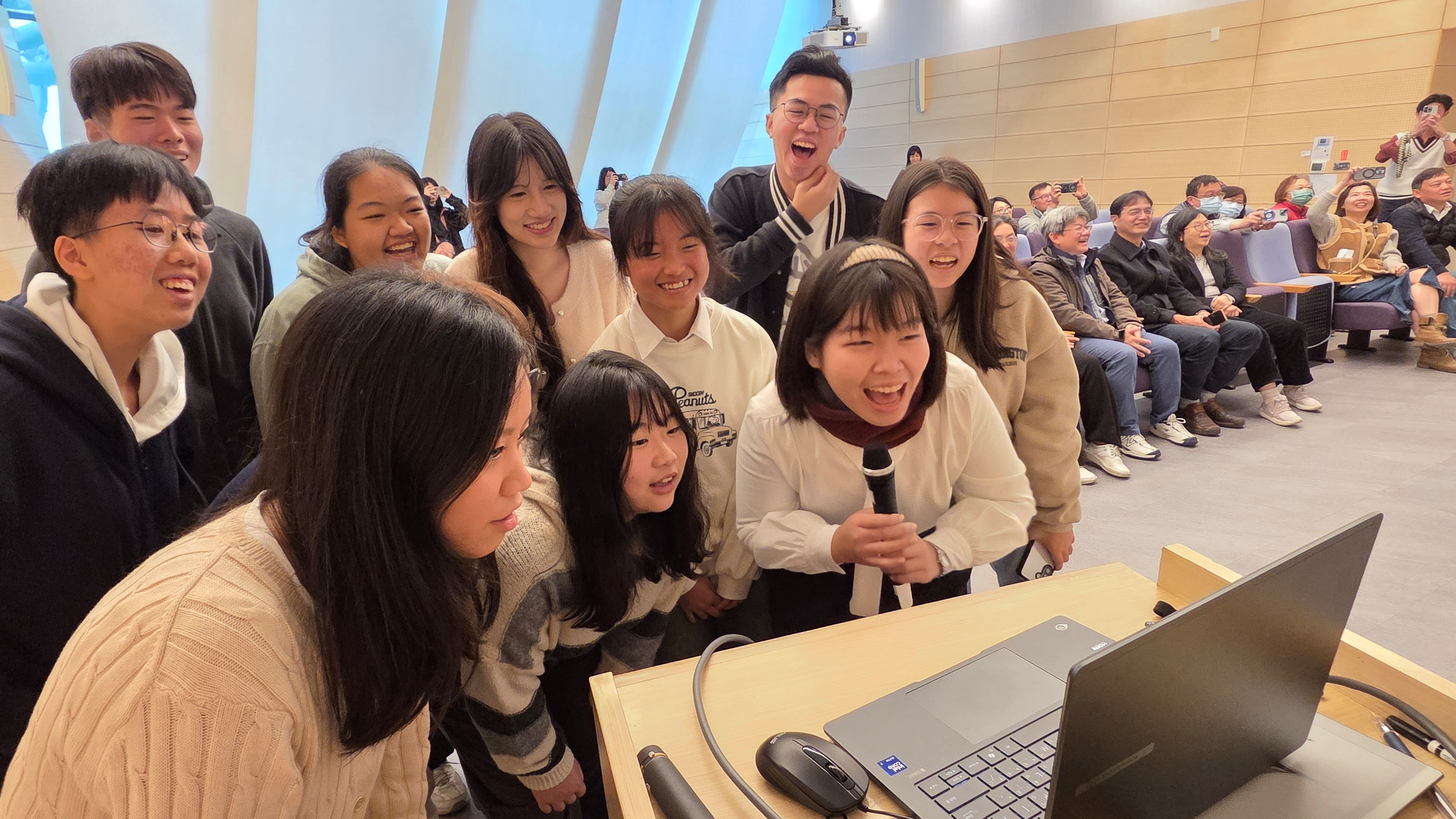 「海洋彼方的客庄」海外客家交流計畫成員們與大溪地當地客家鄉親現場視訊連線,互動熱絡